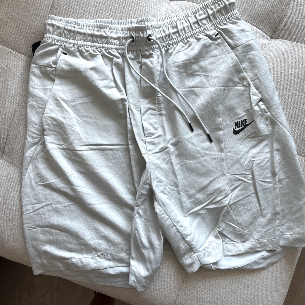 Nike grey long shorts men’s size L clean no rips stains like new 👍🏼